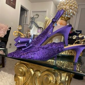 This sling back pump is made of sequin mesh/satin with a synthetic. Brand new